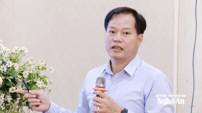 Tiến sĩ Vũ Việt Hà - Viện Khoa học Thủy sản Việt Nam báo cáo dự thảo “Quy trình kỹ thuật điều tra nguồn lợi thủy sản và môi trường sống của loài thủy sản ở vùng biển” tại hội thảo. Ảnh: Thúy Vinh