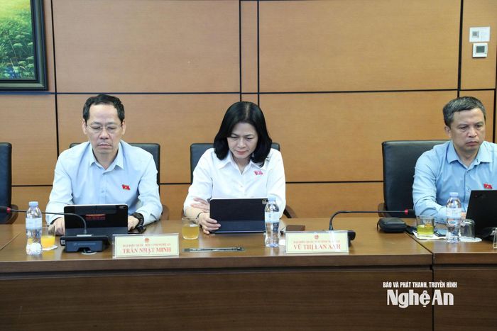 Đại biểu Quốc hội đoàn tỉnh Nghệ An tham gia thảo luận tổ. Ảnh: Khánh Duy