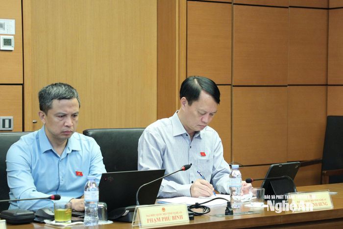 Đại biểu Quốc hội đoàn tỉnh Nghệ An tham gia thảo luận tổ. Ảnh: Khánh Duy