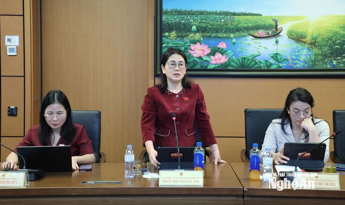 Đại biểu Phan Thị Nguyệt Thu - Chánh án TAND tỉnh phát biểu thảo luận. Ảnh: Khánh Duy