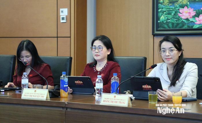 Đại biểu Quốc hội đoàn tỉnh Nghệ An tham gia thảo luận tổ. Ảnh: Khánh Duy