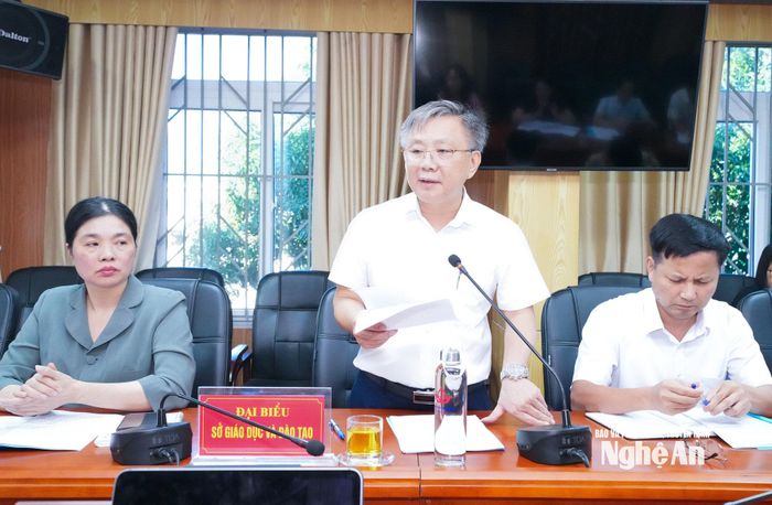 Chánh Văn phòng Sở Giáo dục và Đào tạo Nguyễn Trọng Hoàn phát biểu nhấn mạnh hiệu quả sắp xếp, vừa tinh gọn đầu mối, tối ưu hoá nguồn lực, đồng thời thay đổi tư duy quản lý, quản trị đơn thuần sang quản trị phát triển. Ảnh: Mai Hoa