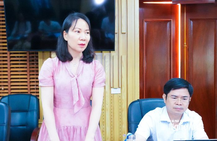 Ủy viên chuyên trách Ban Văn hoá - Xã hội, HĐND tỉnh Hoàng Thị Thanh Loan đề nghị Sở Giáo dục và Đào tạo rà soát, bố trí nhân viên y tế trong các nhà trường. Ảnh: Mai Hoa