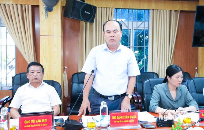 Phó Giám đốc Sở Giáo dục và Đào tạo Đặng Xuân Quang nêu một số vấn đề vướng mắc cần tháo gỡ sau sắp xếp trường học. Ảnh: Mai Hoa