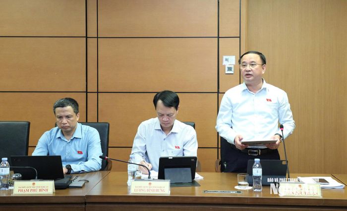 Đại biểu Trần Đức Thuận - Phó Chủ nhiệm Ủy ban Quốc phòng, An ninh và Đối ngoại của Quốc hội phát biểu thảo luận. Ảnh: Việt Anh
