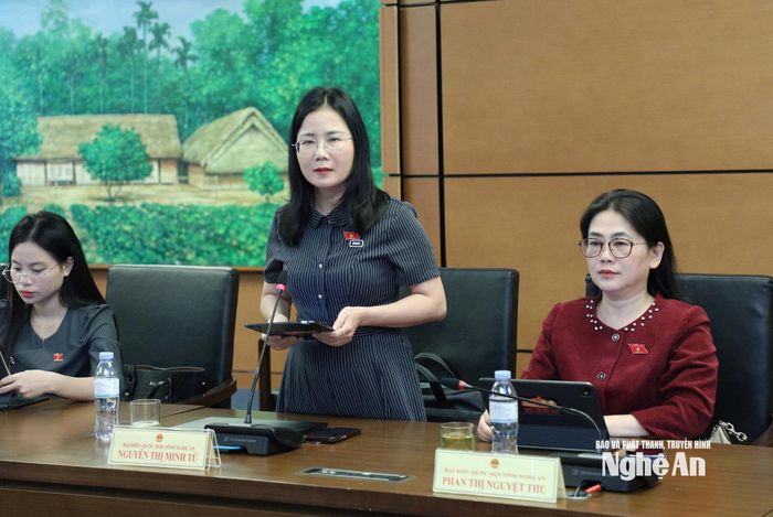 Đại biểu Nguyễn Thị Minh Tú - Giám đốc Trung tâm Khoa học Công nghệ và Chuyển đổi số phát biểu thảo luận. Ảnh: Việt Anh