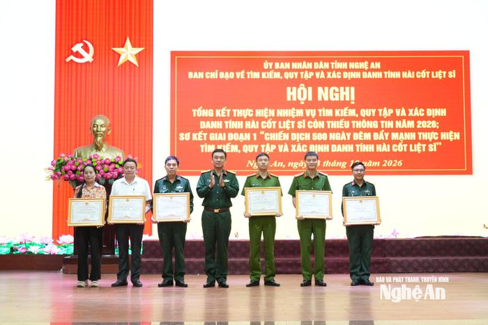 Các tập thể, cá nhân được khen thưởng trong giai đoạn 1 "Chiến dịch 500 ngày đêm". Ảnh: Đình Tuyên