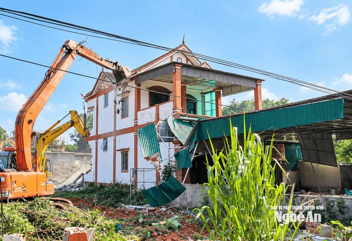 Nhiều phương tiện, máy móc được huy động để thực hiện cưỡng chế. Ảnh: Đ.C