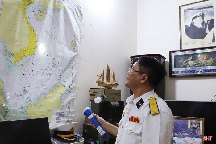 Ông Ngũ trầm ngâm nhớ lại những cung đường trên biển mà ông cùng đồng đội đã đi qua.