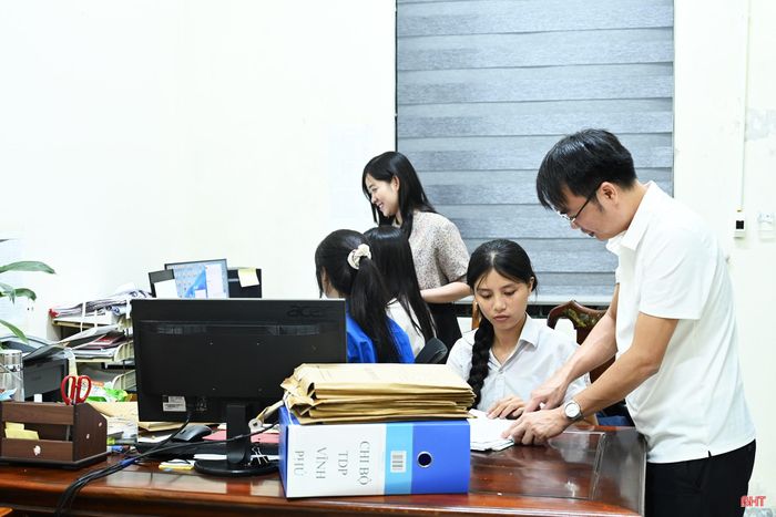  Phường Trần Phú tranh thủ làm việc buổi tối để bảo đảm tiến độ số hóa hồ sơ. 