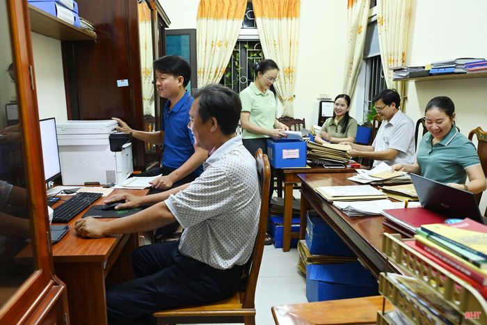 Không khí làm việc khẩn trương vào buổi tối tại xã Mai Phụ.