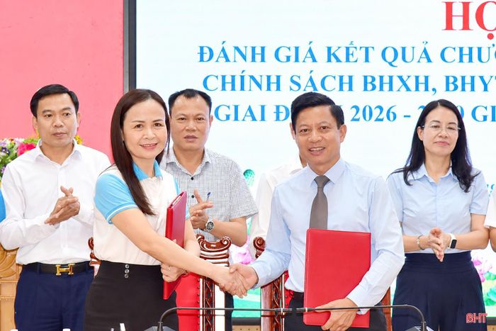 Bà Nguyễn Thị Lệ Hà - Chủ tịch Hội LHPN tỉnh và ông Nguyễn Văn Đồng - Giám đốc BHXH tỉnh Hà Tĩnh ký kết quy chế phối hợp thực hiện chính sách BHXH, BHYT 2026 - 2030.