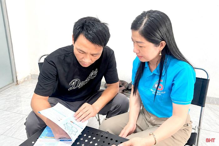 Với sự gần gũi, trách nhiệm, chị Phạm Thị Phương tích cực tuyên truyền, vận động người dân tham gia BHXH tự nguyện, BHYT hộ gia đình. 