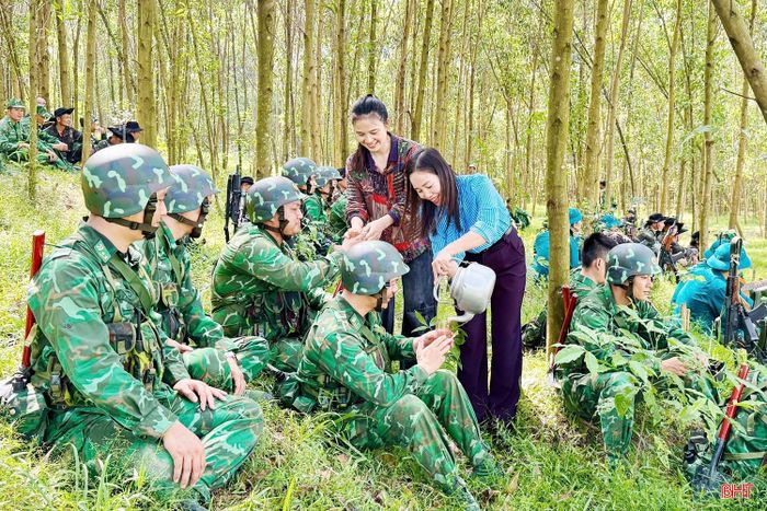 Mô hình "Bát nước thao trường" tô thắm thêm tình quân dân trên các thao trường huấn luyện diễn tập.