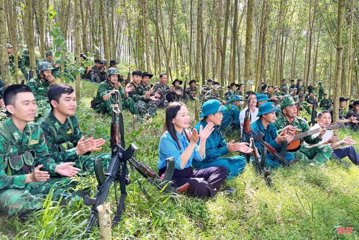Các thành viên CLB "Phụ nữ với chiến sĩ quân hàm xanh xã Lộc Hà" đến thao trường giao lưu văn hóa, văn nghệ, động viên bộ đội.