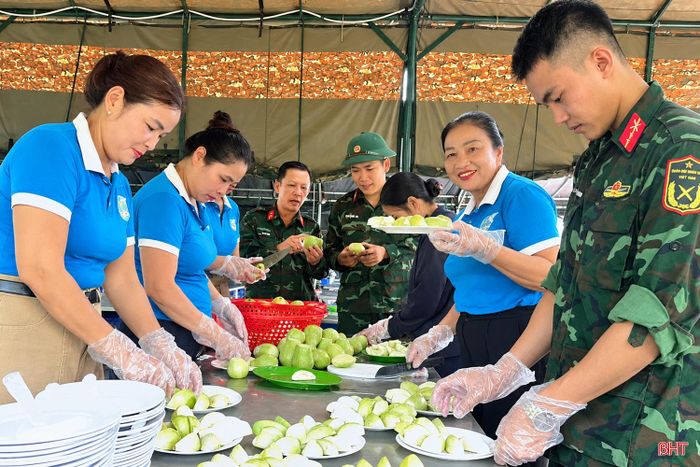 Chị em phụ nữ xã Yên Hòa hỗ trợ các anh nuôi chuẩn bị hoa quả phục vụ bộ đội vào giờ giải lao.