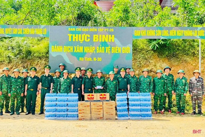 Hàng ngày, các đơn vị tham gia huấn luyện ở thao trường Vũ Quang đều được đón nhận những món quà ý nghĩa từ các địa phương, cơ quan, đơn vị trong tỉnh.