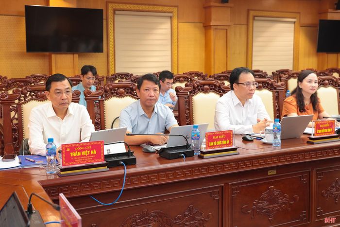 Đồng chí Trần Việt Hà - Ủy viên BTV Tỉnh ủy, Giám đốc Sở Tài chính cùng lãnh đạo các sở, ban, ngành cấp tỉnh tham dự hội nghị.
