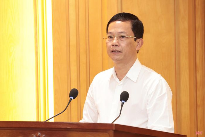 Đồng chí Nguyễn Trọng Hiếu - Ủy viên BTV Tỉnh ủy, Phó Chủ tịch UBND tỉnh báo cáo quá trình thực hiện Nghị quyết số 16 trên địa bàn tỉnh Hà Tĩnh.