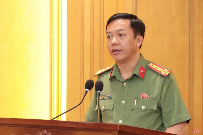 Đại tá Nguyễn Trung Kiên - Phó Giám đốc Công an tỉnh trình bày tham luận tại hội nghị.