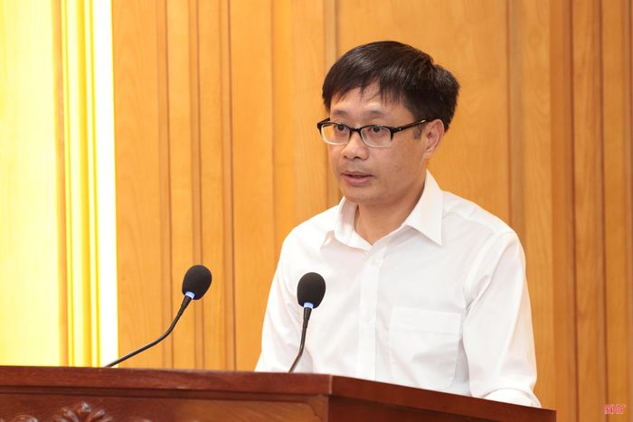 Đồng chí Võ Tá Nghĩa - Phó Trưởng BQL Khu kinh tế tỉnh trình bày tham luận tại hội nghị.