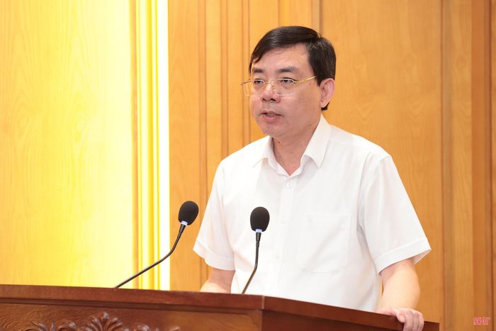 Đồng chí Đặng Văn Thành - Giám đốc Sở Xây dựng trình bày tham luận tại hội nghị.
