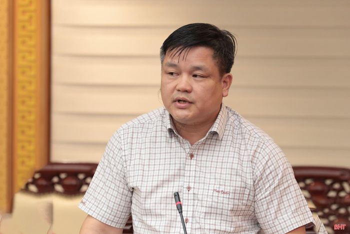 Đồng chí Trần Quốc Bảo - Chủ tịch UBND xã Hương Khê trình bày tham luận tại hội nghị.
