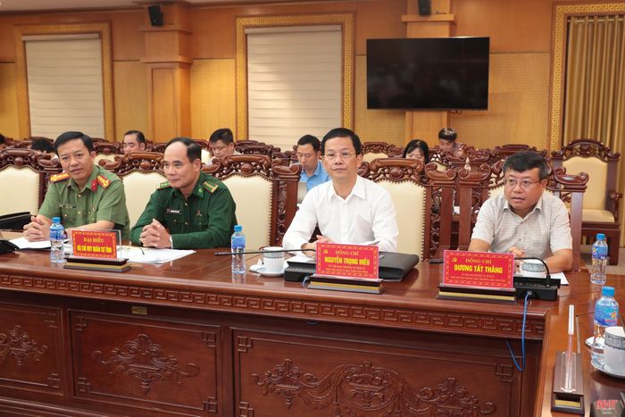 Các đồng chí: Dương Tất Thắng - Ủy viên BTV Tỉnh ủy, Phó Chủ tịch Thường trực HĐND tỉnh; Nguyễn Trọng Hiếu - Ủy viên BTV Tỉnh ủy, Phó Chủ tịch UBND tỉnh cùng đại biểu tham dự hội nghị.