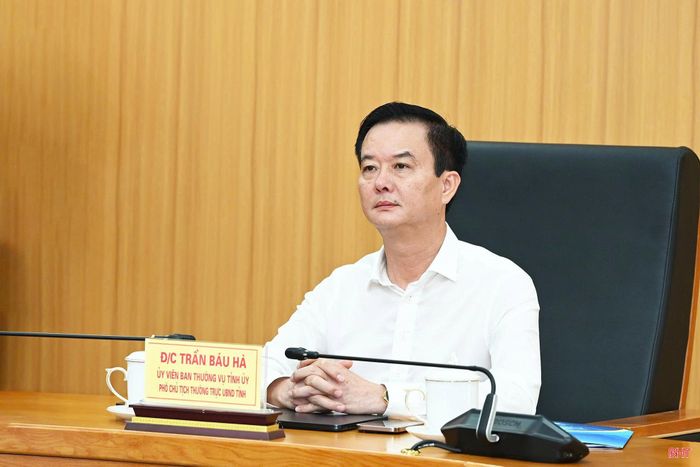 Đồng chí Trần Báu Hà – Ủy viên Ban Thường vụ Tỉnh ủy, Phó Chủ tịch Thường trực UBND tỉnh điều hành điểm cầu tỉnh Hà Tĩnh.