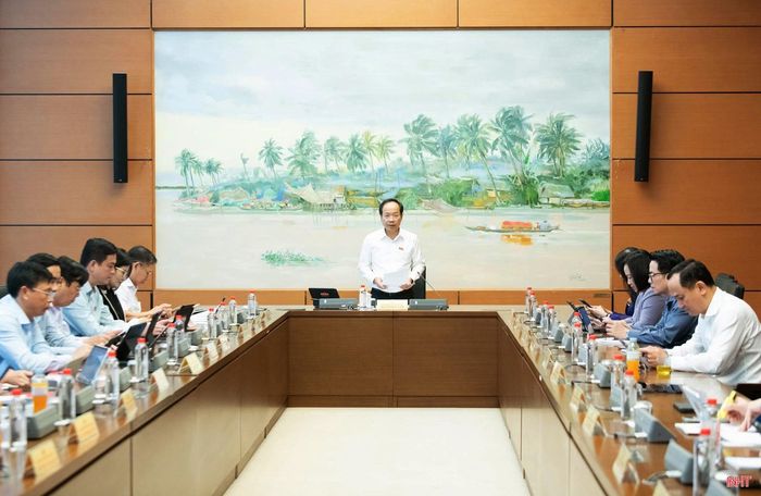 Đồng chí Nguyễn Duy Lâm - Ủy viên Trung ương Đảng, Bí thư Tỉnh ủy, Trưởng đoàn ĐBQH tỉnh Hà Tĩnh kết thúc thảo luận tổ.