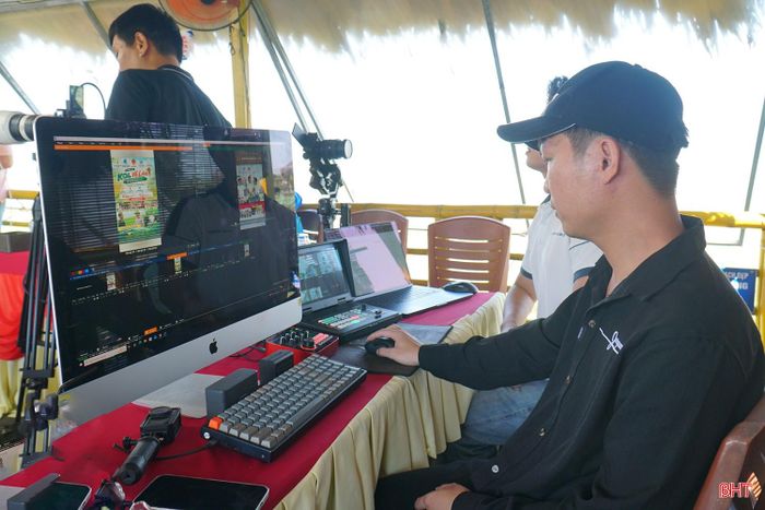 Phiên livestream được phát trên nhiều nền tảng, thu hút hàng nghìn người theo dõi đặt hàng.