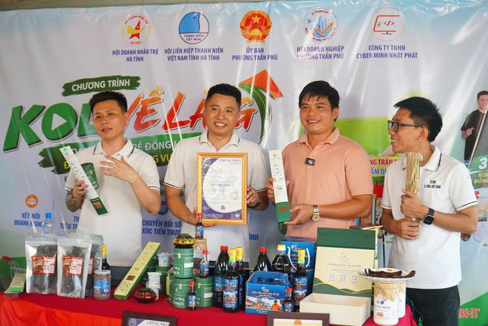 Các chủ cơ sở sản xuất trực tiếp tham gia livestream, giới thiệu sản phẩm cùng các KOL tại chương trình.