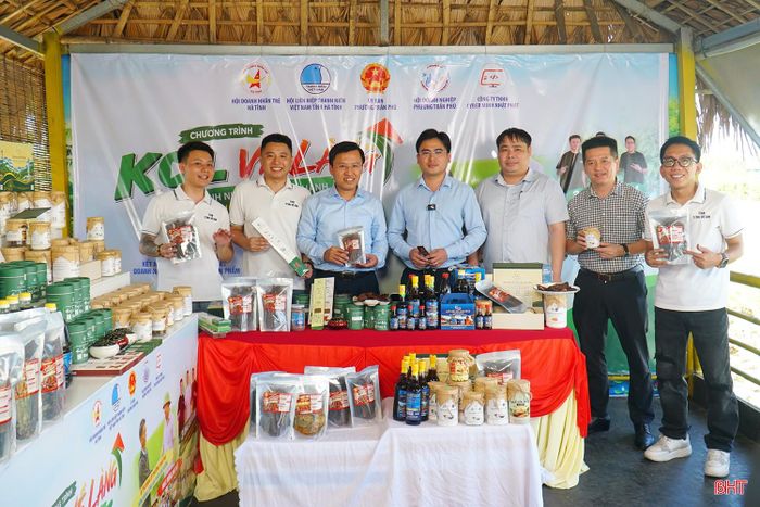 Lãnh đạo phường Trần Phú trực tiếp tham gia livestream, giới thiệu các sản phẩm đặc trưng của địa phương.