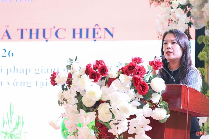 Bà Nguyễn Thị Huyền Trang - đại diện Viện Khoa học kỹ thuật Nông nghiệp Bắc Trung Bộ phụ trách dự án tại Hà Tĩnh trình bày báo cáo tại hội thảo.