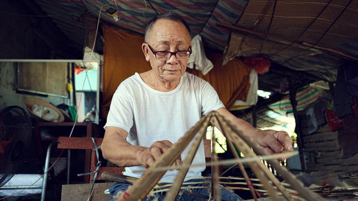  Tôi sinh ra trong gia đình có truyền thống làm nón lá. Cha mẹ tôi đều gắn bó với nghề, ngày ngày tỉ mẩn bên những chiếc lá, vành tre và từng đường kim, mũi chỉ. Từ thuở nhỏ, tôi đã quen với hình ảnh cha mẹ ngồi làm nón, quen với những công đoạn tưởng chừng đơn giản nhưng đòi hỏi sự khéo léo, kiên nhẫn. Nghề làm nón trở nên gần gũi với tôi từ lúc nào chẳng hay. 