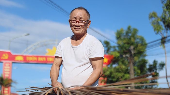  Tôi dần quen với từng công đoạn làm nón, bắt đầu từ những việc nhỏ như chẻ tre, vót nan rồi đem phơi khô để chuẩn bị làm vành nón. Công việc tưởng chừng đơn giản nhưng đòi hỏi sự cẩn thận, bởi muốn có chiếc nón đẹp thì ngay từ khâu chuẩn bị nguyên liệu đã phải làm thật kỹ. 
