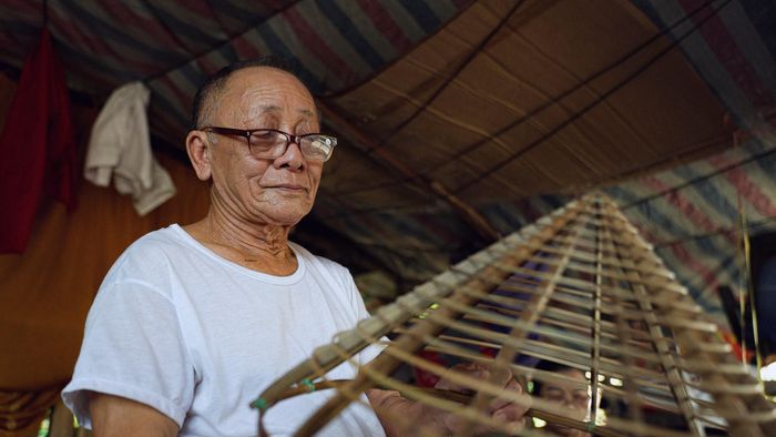  Sau khi các vành tre được cố định vào đúng vị trí, bộ khuôn nón cũng dần thành hình. Nhìn những vòng tre lớn nhỏ xếp đều từ đỉnh xuống vành, tôi có thể hình dung được dáng chiếc nón khi hoàn thiện. Với tôi, một bộ khuôn chuẩn là nền tảng để làm nên chiếc nón tròn đều, cân đối. 