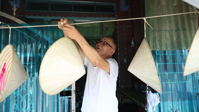  Sau khi hoàn thiện, tôi đem những chiếc nón ra phơi cho lớp sơn khô hẳn trước khi bán. Tùy vào kích thước, kiểu dáng và độ cầu kỳ, mỗi chiếc nón Đan Du có giá từ 50- 100.000 đồng. Giá trị kinh tế không quá lớn, nhưng nghề làm nón vẫn mang lại nguồn thu nhập cho gia đình tôi. 