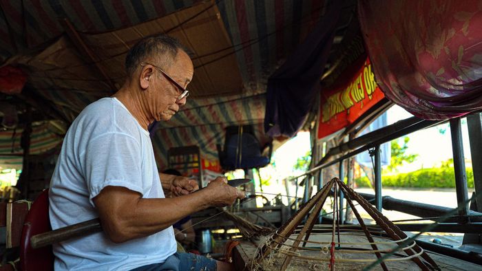  Để có những vành nón tròn đều, tôi phải lựa chọn những thanh tre phù hợp rồi vót thành từng nan mỏng, nhẵn và có độ dẻo nhất định. Công đoạn này đòi hỏi sự khéo léo, bởi nan tre phải đủ mềm để uốn thành vòng nhưng vẫn giữ được độ chắc chắn, giúp chiếc nón có dáng cân đối. 