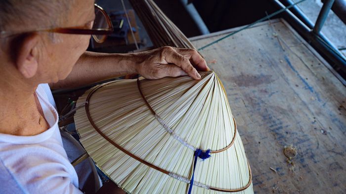  Nếu làm đều tay, một chiếc nón thông thường cũng phải mất khoảng 5- 6 tiếng mới hoàn thành. Những chiếc nón đẹp, làm cầu kỳ hơn, có khi phải dành cả ngày. Nghề này không thể nóng vội, bởi mỗi đường kim đều góp phần tạo nên chất lượng của sản phẩm. 