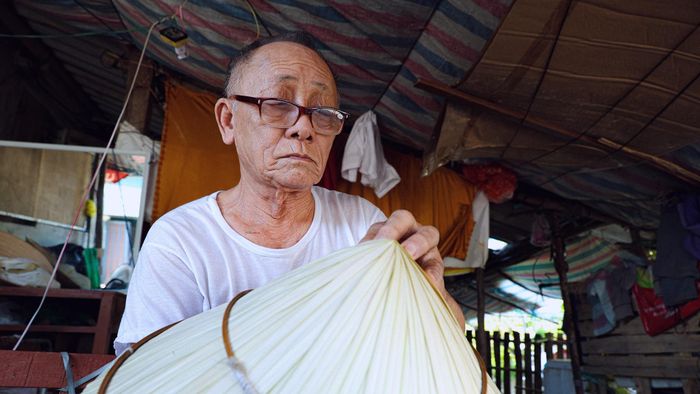  Tôi vẫn thường chú ý nhất đến những đường khâu. Người làm nón khéo phải biết khâu lấn chỉ, giấu những mối nối vào bên trong để chiếc nón vừa chắc chắn, vừa đẹp mắt. Nón Đan Du có nét riêng ở cách làm nhiều lớp lá, khâu dày và kỹ. Đó cũng là điều mà người thợ chúng tôi luôn cố gắng gìn giữ. 