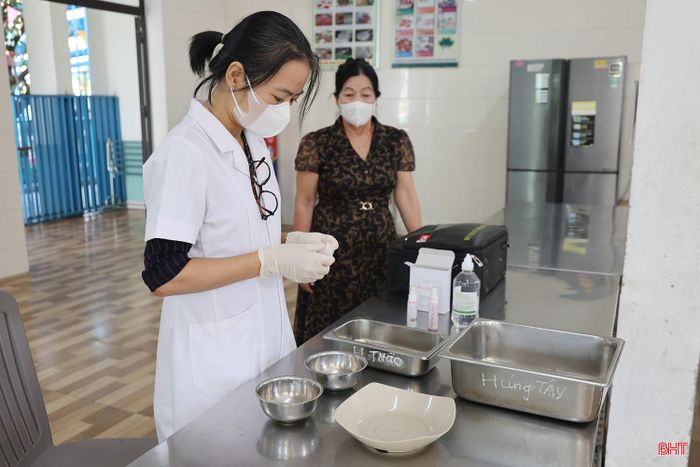 Test nhanh dụng cụ phục vụ chế biến, ăn uống.