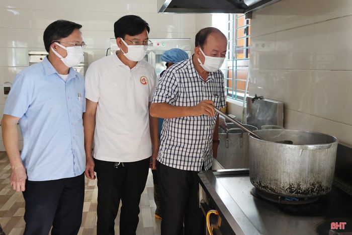 Các thành viên đoàn kiểm tra tại khu vực chế biến.