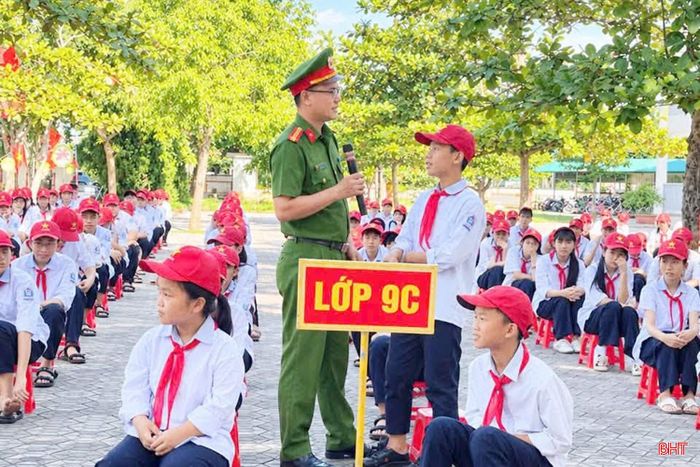 Công an xã Hương Đô phối hợp tổ chức tuyên truyền, giáo dục pháp luật cho học sinh Trường Tiểu học và THCS Hương Đô.