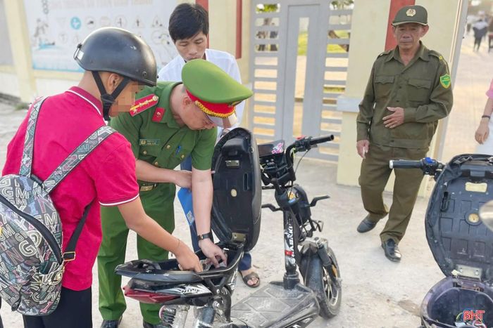 Công an xã Xuân Lộc phối hợp với Trường THCS Xuân Lộc kiểm tra đột xuất để phòng ngừa việc học sinh mang hung khí đến trường.