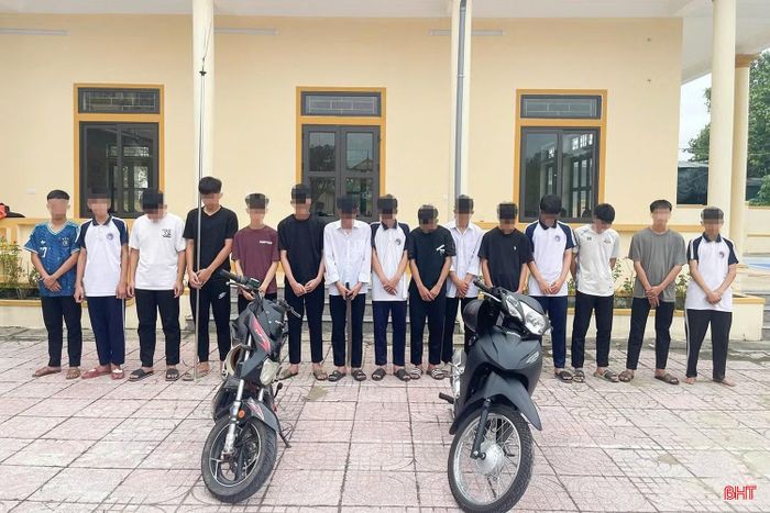 Hai nhóm thanh thiếu niên ở xã Thạch Khê và Thạch Lạc tại trụ sở cơ quan chức năng.