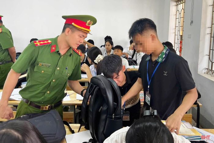 Công an xã Can Lộc phối hợp với Trường THPT Nghèn kiểm tra đột xuất đồ dùng học tập của học sinh, nhằm kịp thời phát hiện các trường hợp mang theo vũ khí, chất cấm... đến trường.