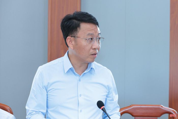 Đồng chí Nguyễn Ngọc Sơn - Phó Chủ tịch UBND phường Hoành Sơn báo cáo sự việc được giao giải quyết.