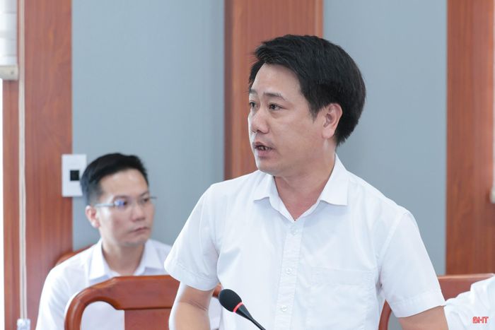 Đồng chí Nguyễn Anh Tuấn - Phó Chủ tịch UBND xã Can Lộc báo cáo các vụ việc được giao giải quyết.