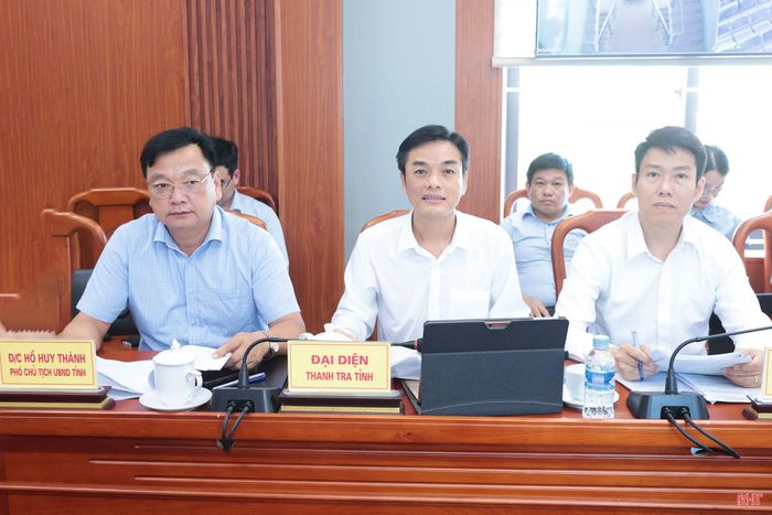 Đồng chí Hồ Huy Thành – Phó Chủ tịch UBND tỉnh cùng đại diện các sở, ban, ngành và địa phương liên quan tham dự phiên tiếp công dân.
